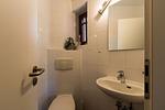 Kompaktes Badezimmer mit Waschbecken und Toilette - Nele Nelsson Hus, Landhaus Haven Höövt - Top-Hundeurlaub