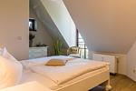 Schlafzimmer mit Fenster und Kommode - Nele Nelsson Hus, Landhaus Haven Höövt - Top-Hundeurlaub