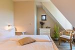 Gemütliches Schlafzimmer mit Bett und Stuhl - Nele Nelsson Hus, Landhaus Haven Höövt - Top-Hundeurlaub