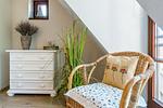 Heller Wohnbereich mit Rattanstuhl und Schrank - Nele Nelsson Hus, Landhaus Haven Höövt - Top-Hundeurlaub
