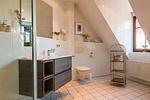 Modernes Badezimmer mit Dusche und elegantem Regal - Nele Nelsson Hus, Landhaus Haven Höövt - Top-Hundeurlaub