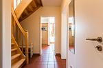 Flur mit Treppe und Zugang zur Küche - Nele Nelsson Hus, Landhaus Haven Höövt - Top-Hundeurlaub