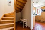 Moderne Küche mit Treppenaufgang - Nele Nelsson Hus, Landhaus Haven Höövt - Top-Hundeurlaub
