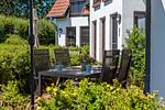 Terrasse mit Tisch und Stühlen - Nele Nelsson Hus, Landhaus Haven Höövt - Top-Hundeurlaub