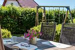 Terrasse mit Tisch und Blumendekoration - Nele Nelsson Hus, Landhaus Haven Höövt - Top-Hundeurlaub