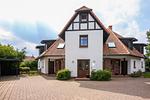 Außenansicht eines charmanten zweigeschossigen Hauses - Nele Nelsson Hus, Landhaus Haven Höövt - Top-Hundeurlaub