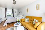 Helles Schlafzimmer mit Doppelbett und Sofa - Sonnenblumenhaus 01 - Top-Hundeurlaub