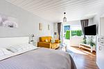 Schlafzimmer mit gemütlicher Sitzecke - Sonnenblumenhaus 01 - Top-Hundeurlaub