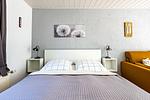 Schlafzimmer mit Doppelbett und modernem Design - Sonnenblumenhaus 01 - Top-Hundeurlaub