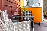 Terrasse mit Tisch und bequemen Stühlen - Sonnenblumenhaus 01 - Top-Hundeurlaub