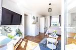 Helles Schlafzimmer mit Fernseher und Doppelbett - Sonnenblumenhaus 01 - Top-Hundeurlaub