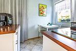 Moderne Küche mit Tisch und Stühlen - Sonnenblumenhaus 01 - Top-Hundeurlaub