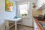 Küche mit Tisch und Stühlen - Sonnenblumenhaus 01 - Top-Hundeurlaub