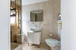 Badezimmer mit Dusche und Waschbecken - Sonnenblumenhaus 01 - Top-Hundeurlaub