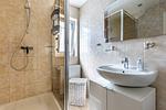 Modernes Badezimmer mit Dusche und Waschbecken - Sonnenblumenhaus 01 - Top-Hundeurlaub