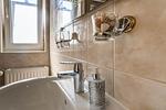 Badezimmer mit Waschbecken und Spiegel - Sonnenblumenhaus 01 - Top-Hundeurlaub