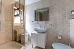 Badezimmer mit Dusche und modernem Waschbecken - Sonnenblumenhaus 01 - Top-Hundeurlaub
