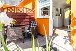 Gemütliche Terrasse mit Sitzgelegenheiten - Sonnenblumenhaus 01 - Top-Hundeurlaub