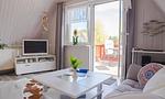 Gemütliches Wohnzimmer mit TV und Zugang zur Terrasse. - Sonnenblumenhaus 02 - Top-Hundeurlaub