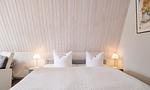 Stilvolles Schlafzimmer mit Doppelbett und Nachttischen - Sonnenblumenhaus 02 - Top-Hundeurlaub