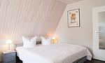 Helles Schlafzimmer mit Doppelbett und Nachttischlampen - Sonnenblumenhaus 02 - Top-Hundeurlaub