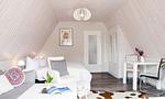 Helles Schlafzimmer mit zwei Betten und Tisch - Sonnenblumenhaus 02 - Top-Hundeurlaub