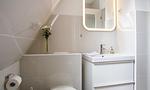 Badezimmer mit modernem Waschbecken und Spiegel - Sonnenblumenhaus 02 - Top-Hundeurlaub