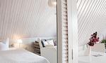Schlafzimmer mit Holzdecken und gemütlicher Sitzecke - Sonnenblumenhaus 02 - Top-Hundeurlaub