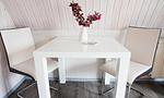 Esstisch mit zwei Sessel und Blumenvase - Sonnenblumenhaus 02 - Top-Hundeurlaub
