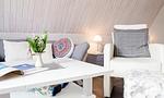 Stilvolles Wohnzimmer mit Sofa und Tisch - Sonnenblumenhaus 02 - Top-Hundeurlaub
