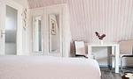 Schlafzimmer mit Bett, Tisch und Stühlen - Sonnenblumenhaus 02 - Top-Hundeurlaub