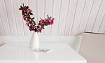 Minimalistischer Tisch mit Blumenarrangement - Sonnenblumenhaus 02 - Top-Hundeurlaub