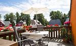 Terrasse mit Tisch und Blick auf die Umgebung - Sonnenblumenhaus 02 - Top-Hundeurlaub