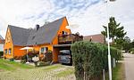 Buntes Ferienhaus mit Balkon im Garten - Sonnenblumenhaus 02 - Top-Hundeurlaub