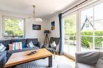 Modernes Wohnzimmer mit Sofas und Fensterblick - An der Boddenweide - Top-Hundeurlaub