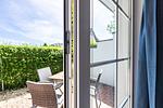 Terrasse mit Tisch und Stühlen - An der Boddenweide - Top-Hundeurlaub