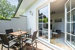 Terrasse mit Tisch und Stühlen - An der Boddenweide - Top-Hundeurlaub