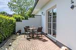 Terrasse mit Tisch und Stühlen - An der Boddenweide - Top-Hundeurlaub