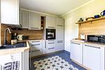 Moderne Küche mit Holzregalen - An der Boddenweide - Top-Hundeurlaub