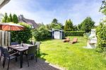 Terrasse mit Essplatz und Liegen im Garten - An der Boddenweide - Top-Hundeurlaub