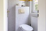Badezimmer mit Toilette und Fenster - An der Boddenweide - Top-Hundeurlaub