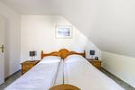 Schlafzimmer mit zwei Einzelbetten - An der Boddenweide - Top-Hundeurlaub