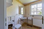 Badezimmer mit Waschbecken und Fenster - An der Boddenweide - Top-Hundeurlaub