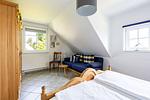 Schlafzimmer mit Bett und Sofaecke - An der Boddenweide - Top-Hundeurlaub