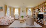 Wohnzimmer mit blühenden Sofas und Büchern - Klönhus - Top-Hundeurlaub