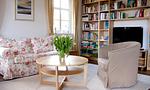 Heller Wohnraum mit Sofa und Bücherregal - Klönhus - Top-Hundeurlaub