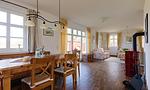 Einladendes Wohnzimmer mit Tisch und Sesseln - Klönhus - Top-Hundeurlaub