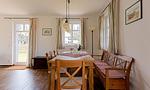 Küche mit Esstisch und Fenstern - Klönhus - Top-Hundeurlaub