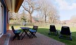 Terrasse mit Tisch und Gartenblick - Klönhus - Top-Hundeurlaub