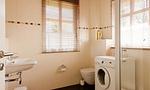 Helles Badezimmer mit Waschbecken und Waschmaschine - Klönhus - Top-Hundeurlaub